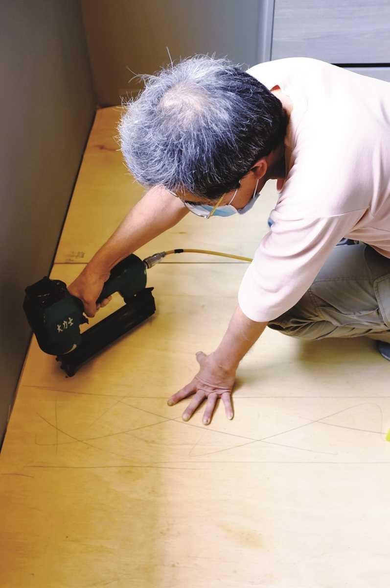 木地板的鋪設方式可分為兩種：漂浮式施工法與平鋪式施